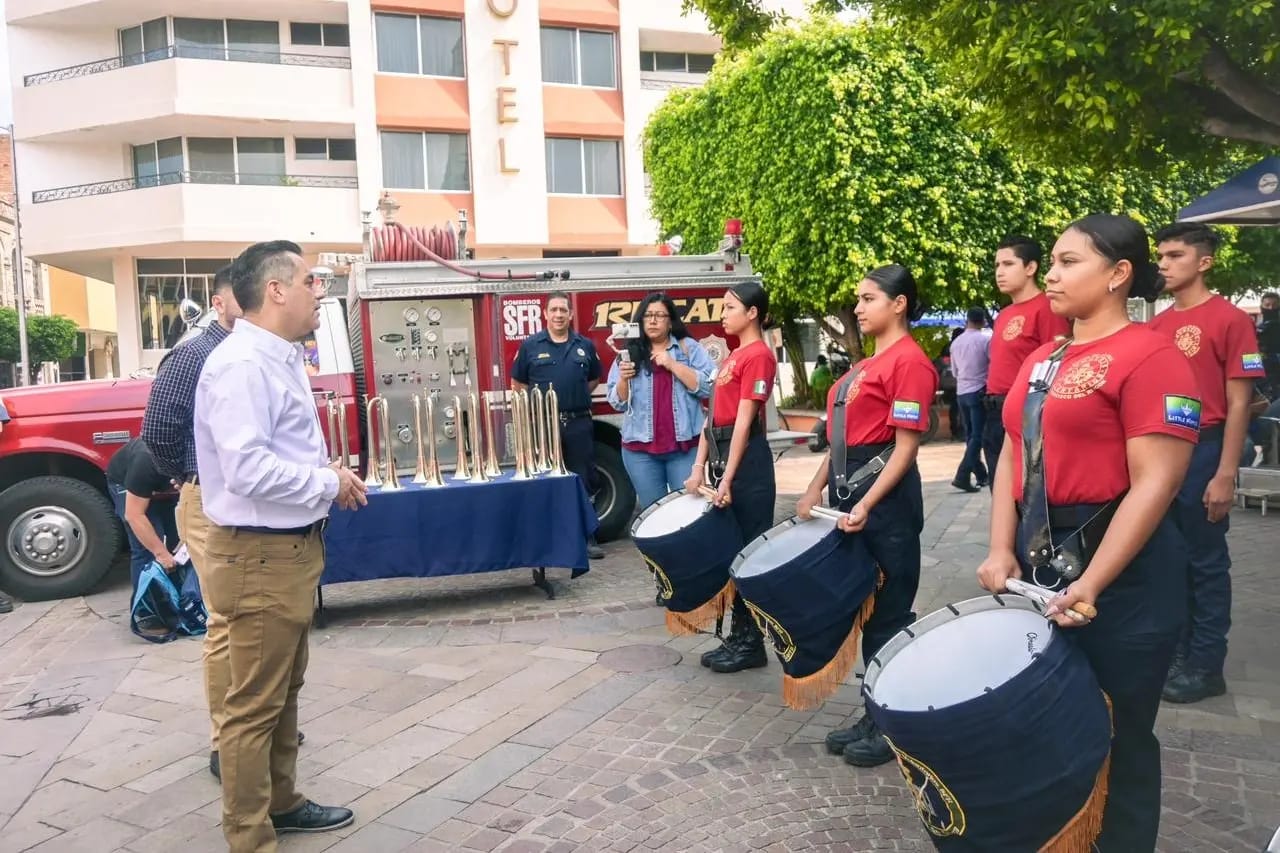 Toño Marún entrega instrumentos a banda de guerra El Informador del