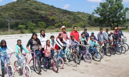 Les dan bicicletas a niños para que sigan estudiando; en Manuel Doblado