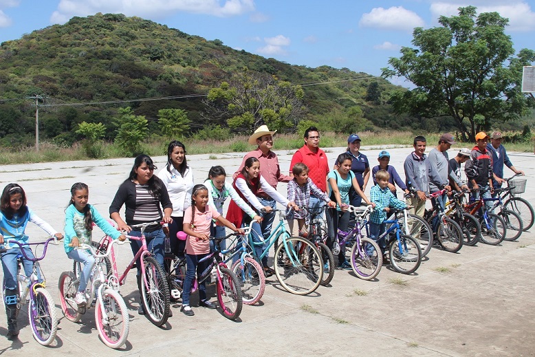 Les dan bicicletas a niños para que sigan estudiando; en Manuel Doblado