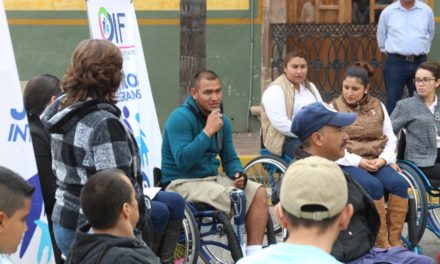 Recorren Manuel Doblado en silla de ruedas para generar conciencia