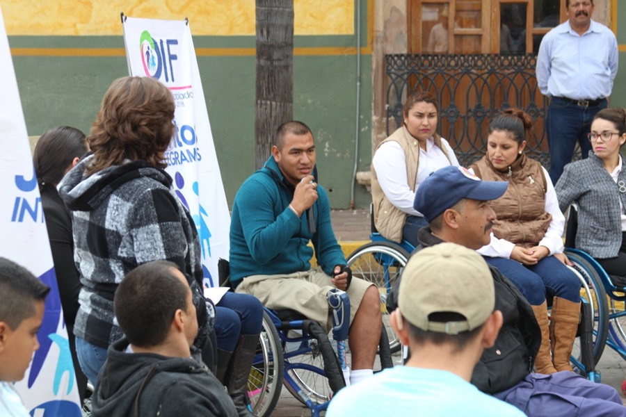 Recorren Manuel Doblado en silla de ruedas para generar conciencia
