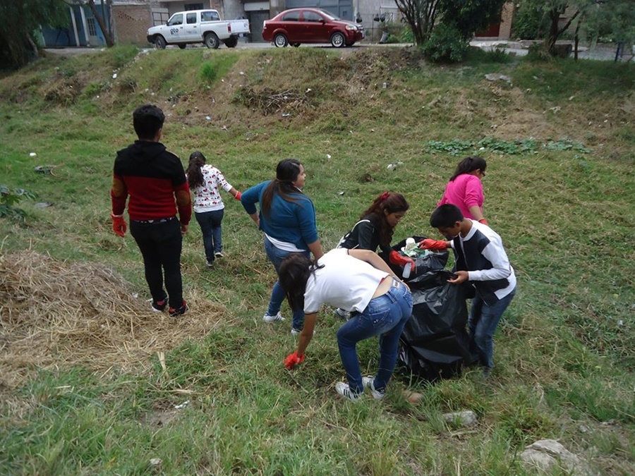 En Purísima, ciudadanos colaboran en la limpieza de cauce de río