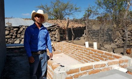 Construyen sanitarios para comunidades de Manuel Doblado