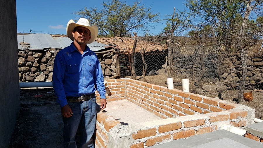 Construyen sanitarios para comunidades de Manuel Doblado