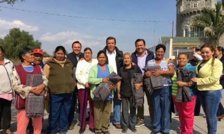 Panistas entregan cobijas en San Francisco del Rincón