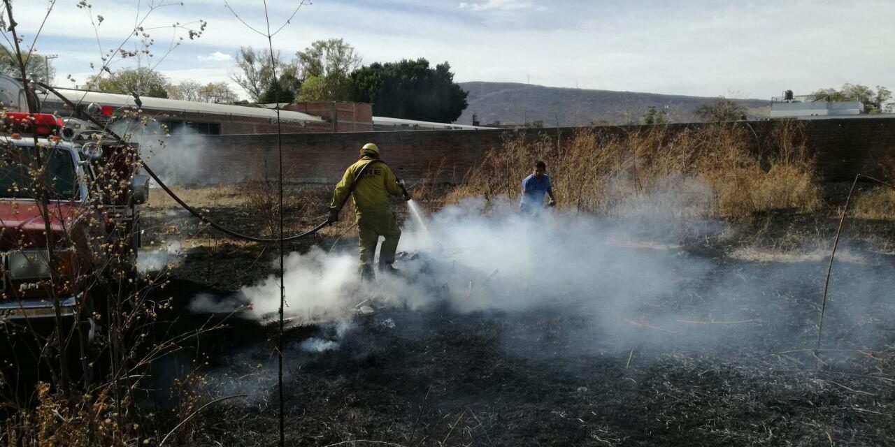 Se queman terrenos detrás de Aurrera, humo llega hasta el mercado