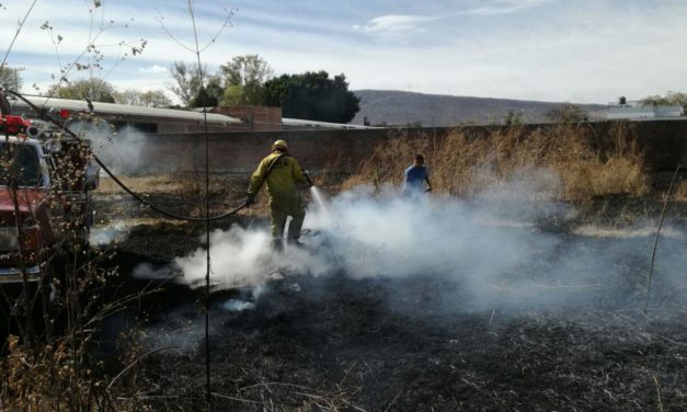 Se queman terrenos detrás de Aurrera, humo llega hasta el mercado