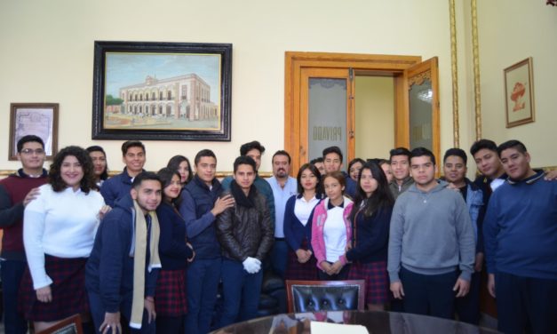 Alumnos de preparatoria visitan presidencia de San Francisco