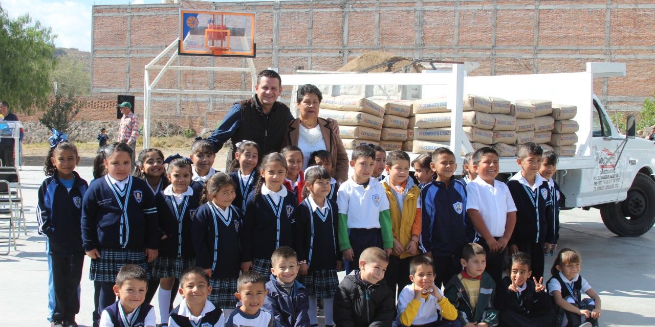 Apoyan a 17 escuelas en Manuel Doblado