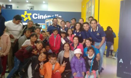 Celebran a niños de Purísima con visita al cine