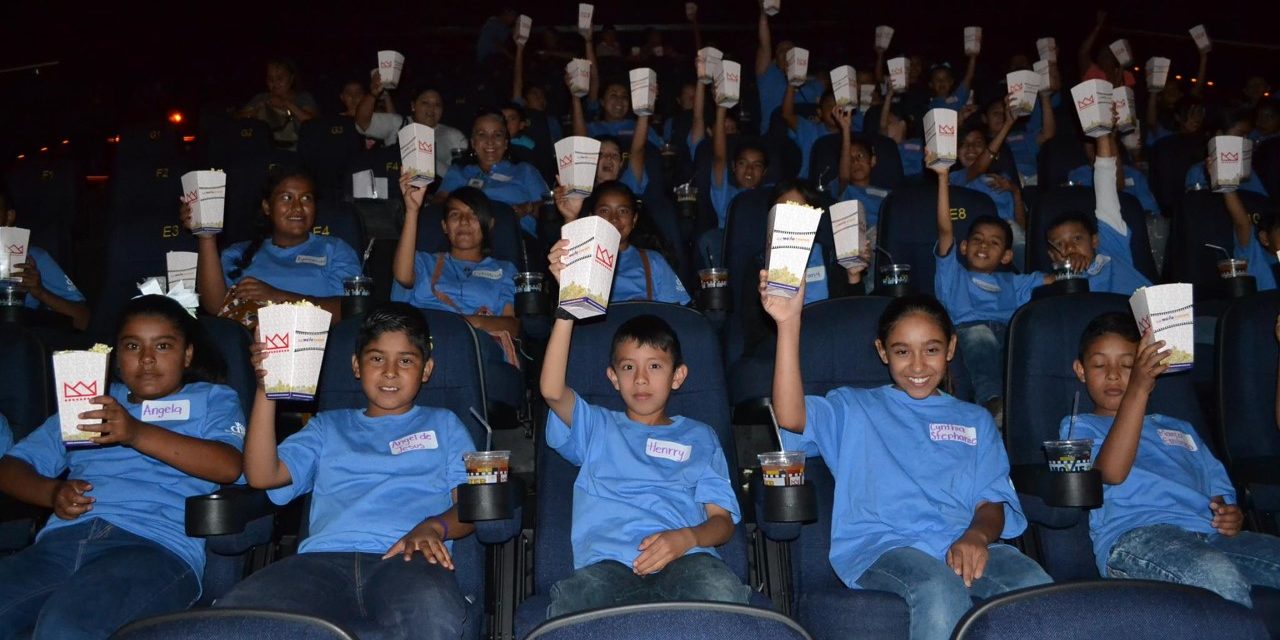 Niños «apadrinados» van al cine con el DIF