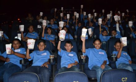 Niños «apadrinados» van al cine con el DIF