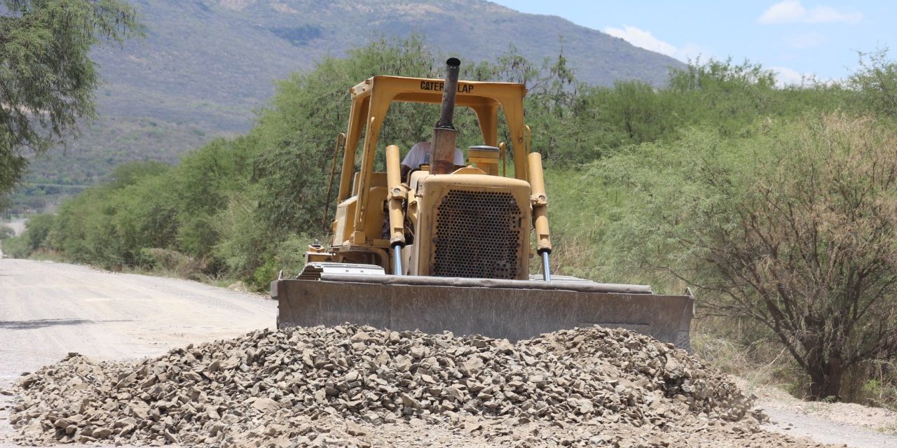 Rehabilitan caminos para transporte de cosecha en Manuel Doblado