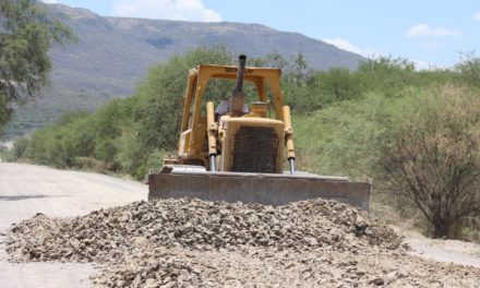Rehabilitan caminos para transporte de cosecha en Manuel Doblado