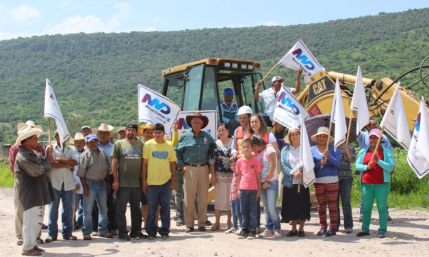 Rehabilitan camino a comunidad en Manuel Doblado