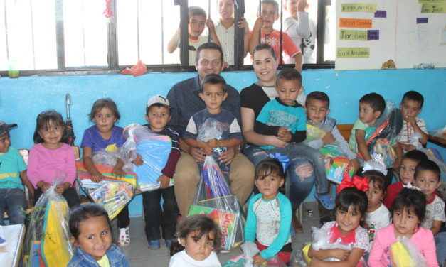Entregan kits escolares a alumnos de comunidades de Manuel Doblado