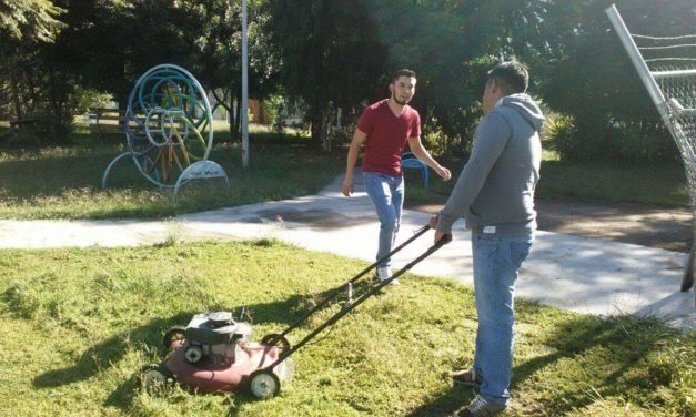 Jóvenes de San Francisco dan mantenimiento a parque