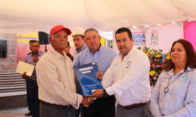 330 familias de Purísima reciben las escrituras de su casa