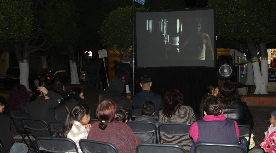 Proyectan cine de terror en el Jardín de San Francisco del Rincón