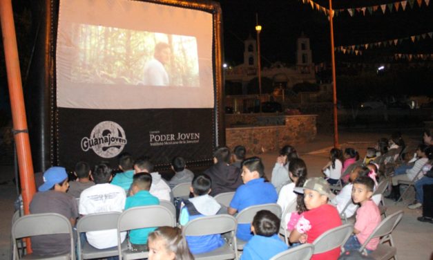 Llevan cine a pequeñines en comunidades de San Francisco del Rincón