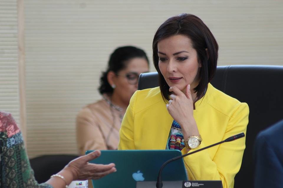 Señala Lupita Velázquez opacidad en contrataciones de la UG y en auditoría