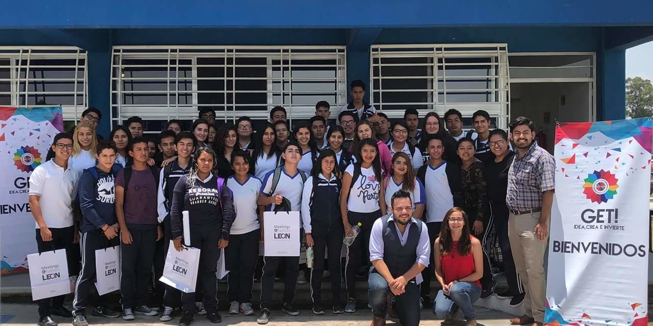 Participan alumnos del CECyTE en simulador de emprendimiento