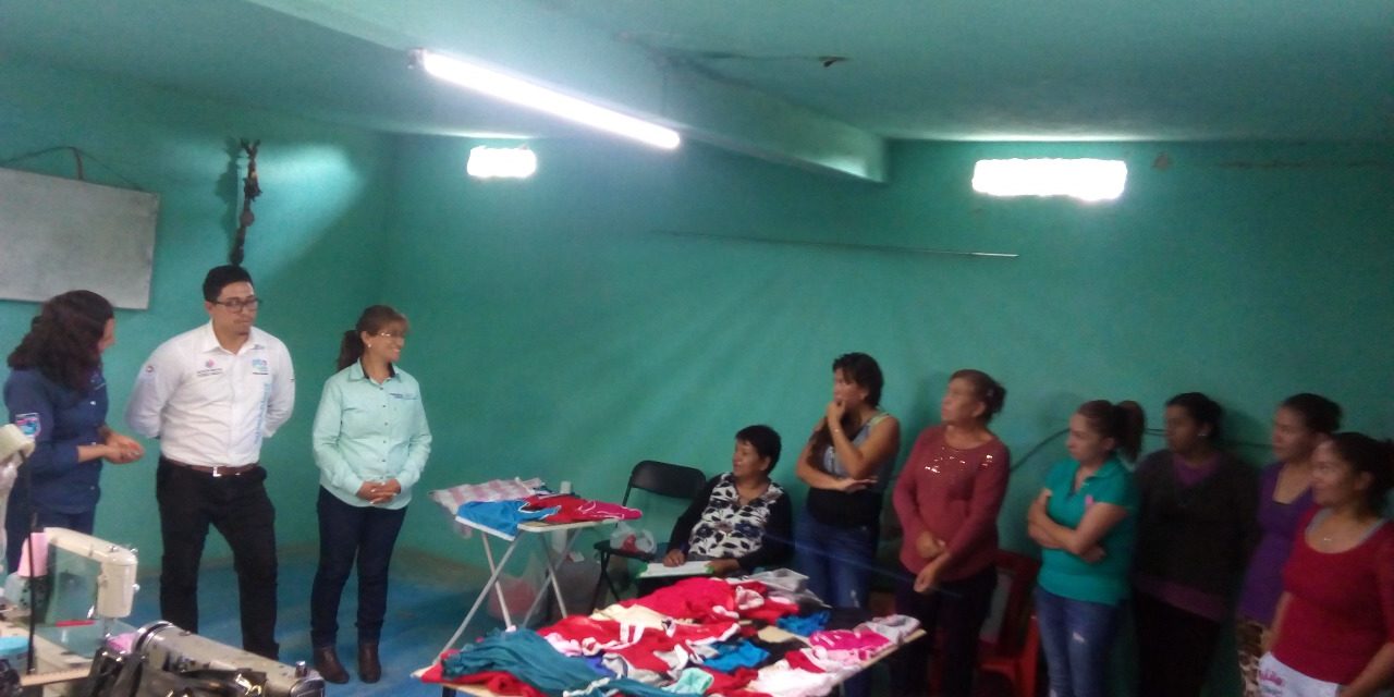 Mujeres de comunidad finalizan curso de Corte y Confección de ropa interior y lencería