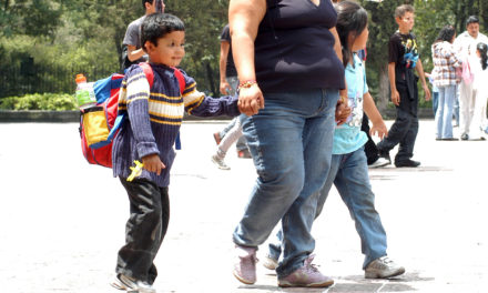 El Rincón del IMSS: ¿Cuánto debe pesar la mochila de los niños?