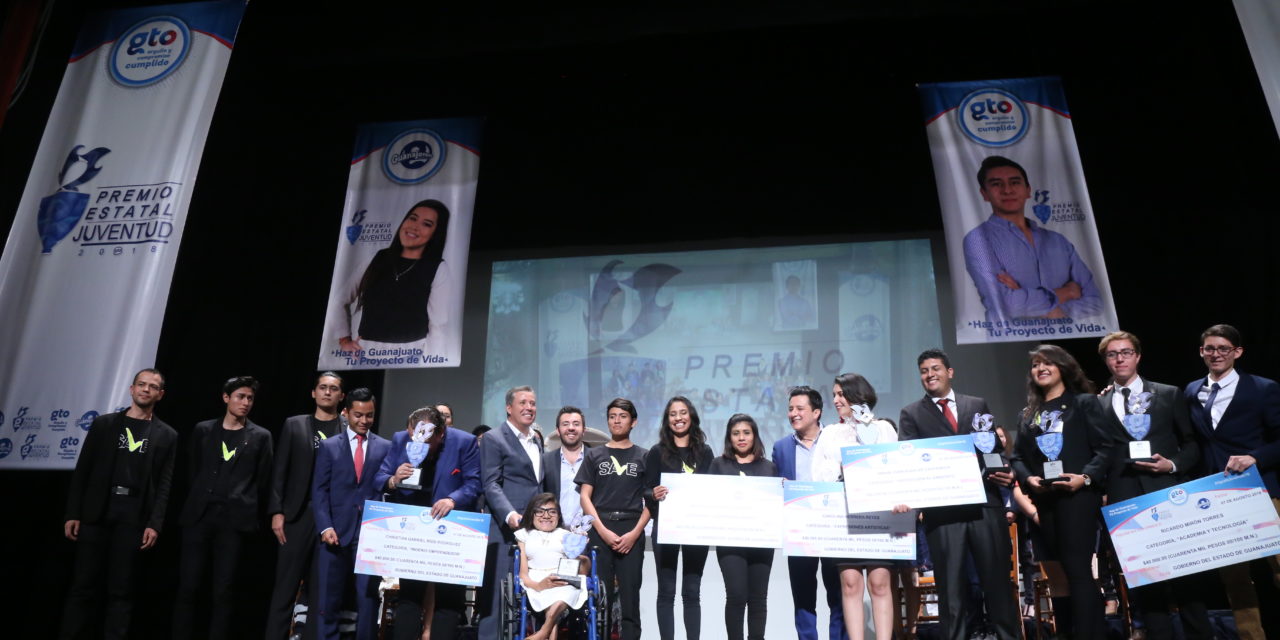 Reconocen a jóvenes con el premio estatal de la Juventud El