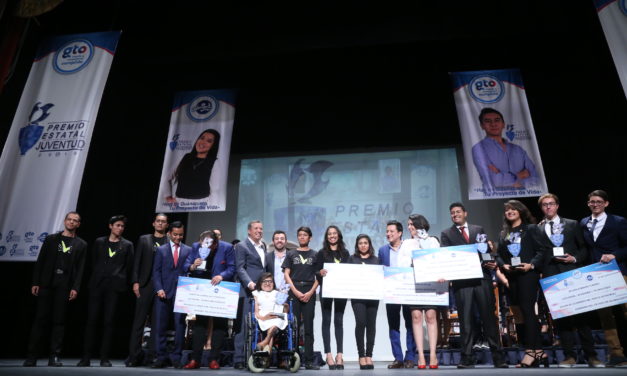 Reconocen a jóvenes con el premio estatal de la Juventud