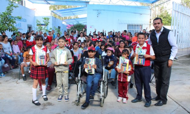 Entregan útiles escolares a niños y niñas de Purísima