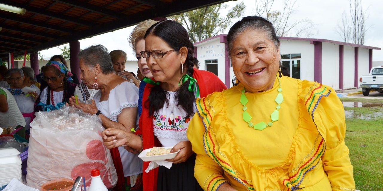 Adultos celebran fiestas mexicanas en el Gerontológico