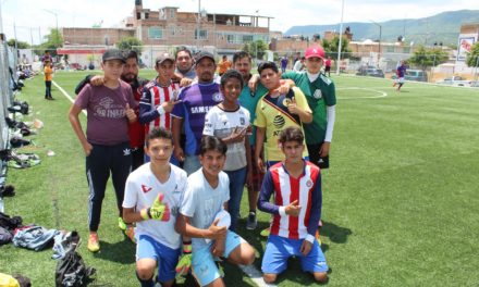 Participan jóvenes en torneo de fútbol