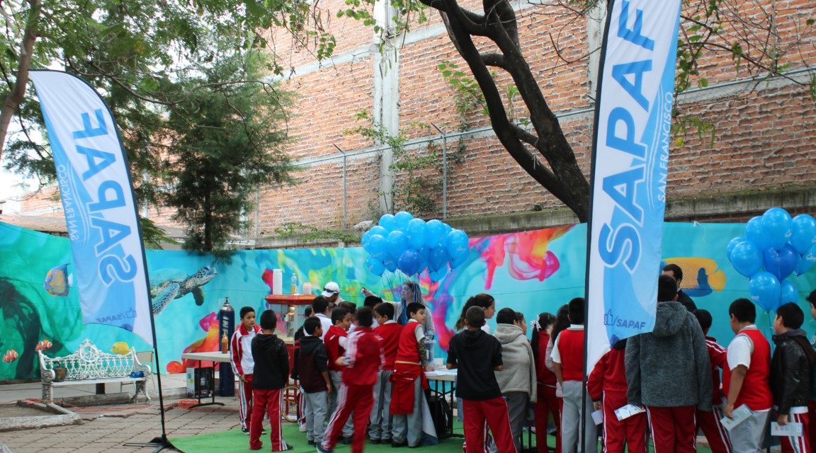 Participan cientos de estudiantes en Feria del Agua SAPAF