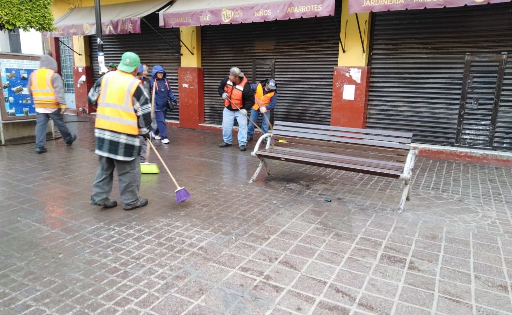 Realizan limpieza profunda en zona peatonal de Silao