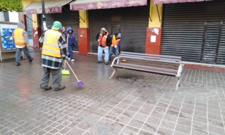 Realizan limpieza profunda en zona peatonal de Silao