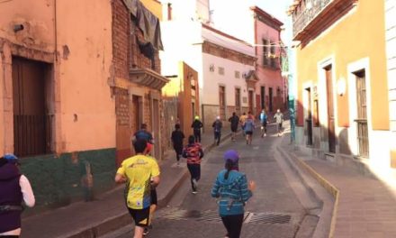 Corre entre los callejones de Guanajuato, junto a cientos