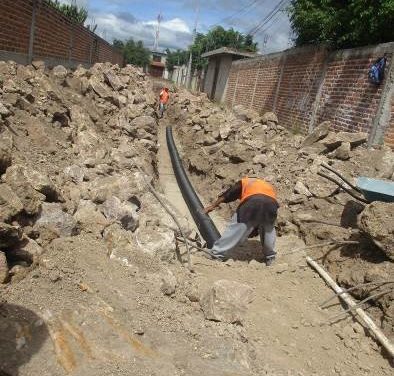 Habitantes de Comanjilla se benefician con obras de drenaje
