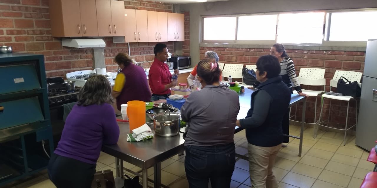Empoderan a mujeres con talleres de cocina