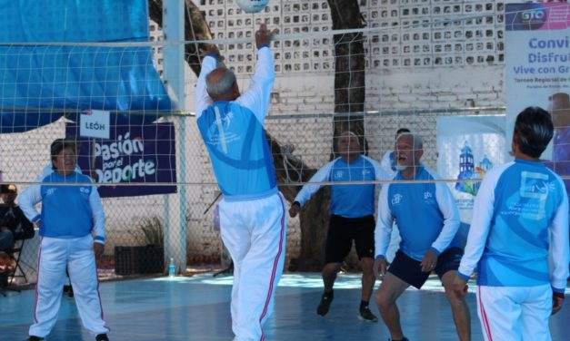 Adultos mayores compiten en torneo de cachibol en Purísima del Rincón