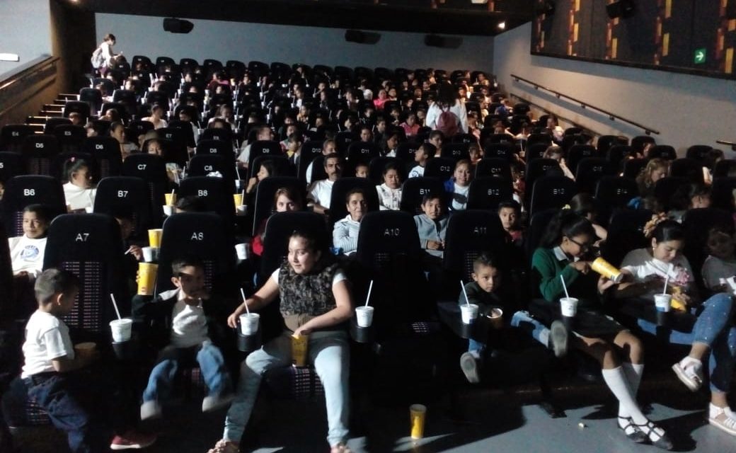 Decenas de infantes purisimenses se divierten en función de cine