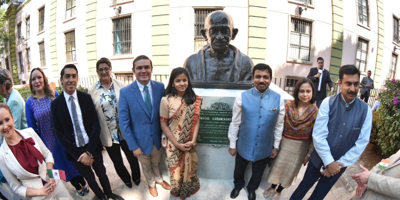 Colocan busto en honor a Mahatma Gandhi en Guanajuato capital