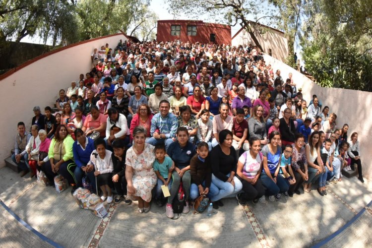 DIF Guanajuato entrega apoyos y becas a 250 familias