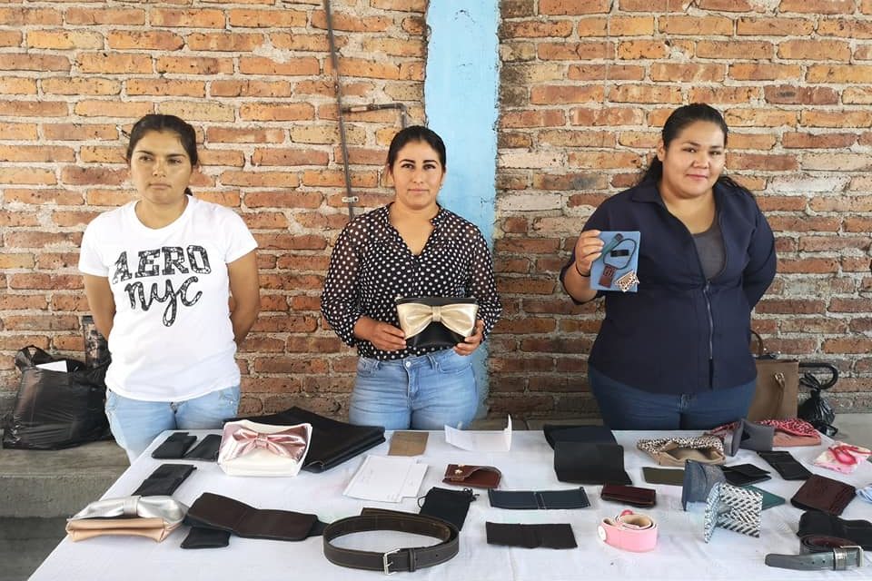 Mujeres dobladenses se capacitan en marroquinería