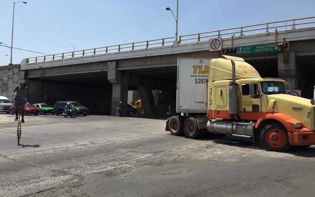 Rehabilitan concreto bajo el puente de la Central Camionera de Silao
