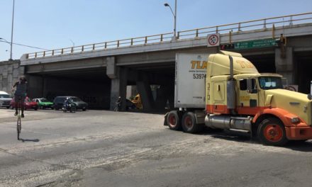 Rehabilitan concreto bajo el puente de la Central Camionera de Silao