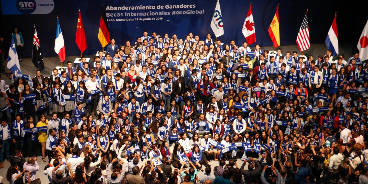 Abandera Gobernador a ganadores de becas internacionales