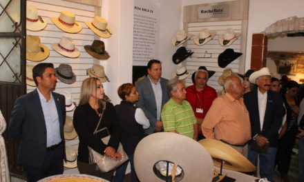 Exponen sombreros de famosos en san Francisco del Rincón
