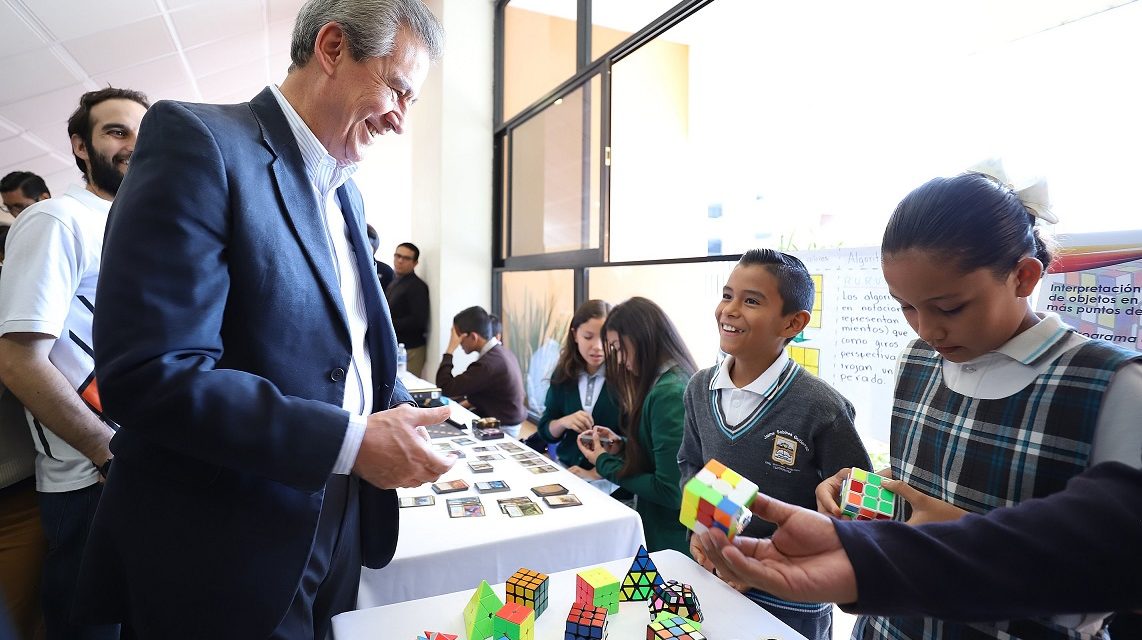 Reconocen a jóvenes leoneses destacados en sus estudios