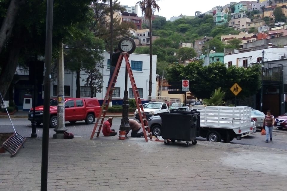 Rescatan y reinstalan reloj en el jardín de Guanajuato